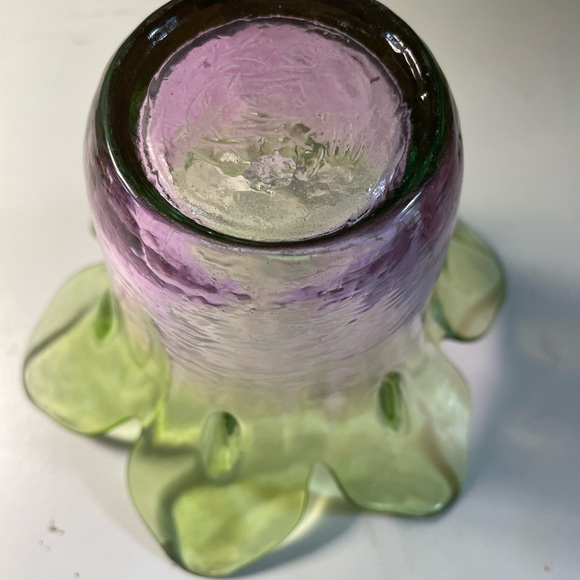 VINTAGE VASE - Mid-Century
6 Petal Green & Purple Glass
Handkerchief Swung Vase - Picture 5 of 7
